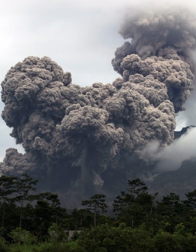 Una vista general de la erupción de la montaña Mount Merapi.