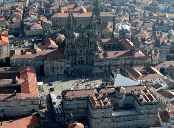 Vista aérea de la plaza del Obradoiro y la catedral de Santiago de Compostela.