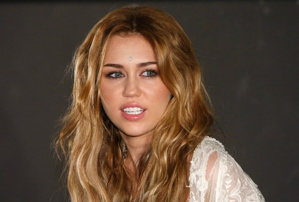 Miley Cirus, con motivo de su visita a Madrid por los premios MTV, ha mantenido un encuentro con sus fans en la FNAC.