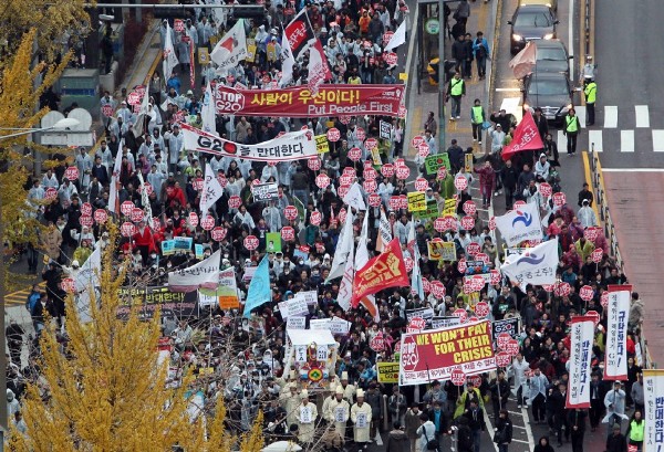 Grupos civiles, sindicatos y activistas extranjeros participan en una manifestación contra el G20 en la plaza de la Estación de Seúl.