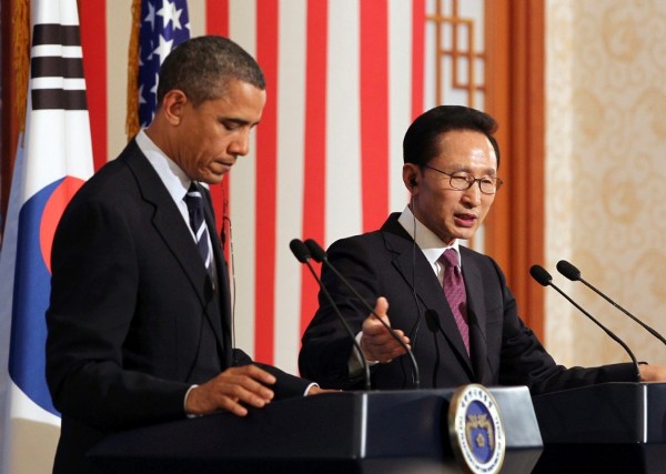 El presidente de Estados Unidos, Barack Obama (izda), ofrece una rueda de prensa conjunta con su homólogo surcoreano, Lee Myung-bak.