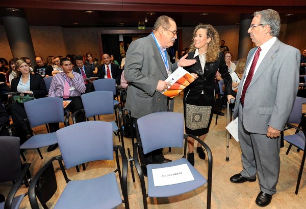 La vicepresidenta del Gobierno de Canarias, María del Mar Julios, junto al presidente de la Confederación Canaria de Empresarios, Santiago Grisaleña (dcha), conversa con un participante del congreso 