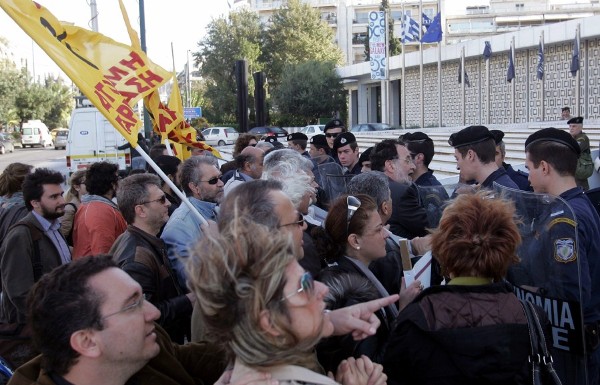 Manifestantes chocan con la policía ante el Hotel Hilton en Atenas.