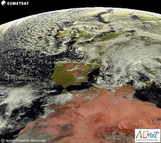 Fotografía tomada por el satélite Meteosat para la Agencia Estatal de Meteorología (AEMET) que prevé para mañana, lunes, nevadas en el sureste y en zonas del centro y noroeste peninsular, y en Canarias precipitaciones fuertes acompañadas de rachas de viento fuertes o muy fuertes. 