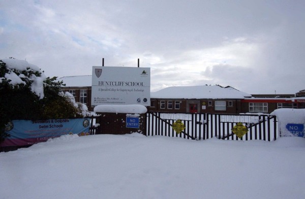Una escuela permanece cerrada al día siguiente de una fuerte nevada, en Scunthorpe, al norte de Lincolnshire, en el Reino Unido.