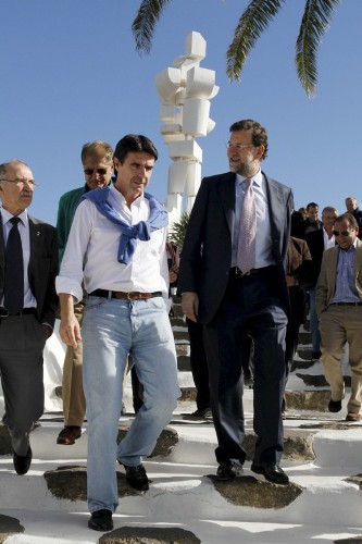 El presidente del Partido Popular, Mariano Rajoy (d), acompañado por el presidente del partido en Canarias, José Manuel Soria (2d), durante el almuerzo que ha mantenido hoy con afiliados y simpatizantes en el Monumento al Campesino, situado en la localidad de San Bartolomé (Lanzarote).