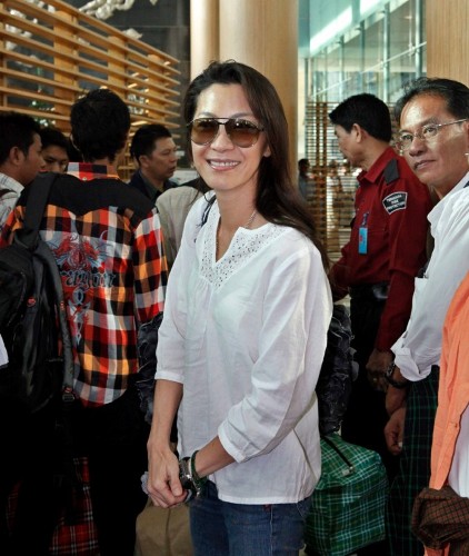 La actriz de origen malasio Michelle Yeoh en el aeropuerto internacional de Rangún.