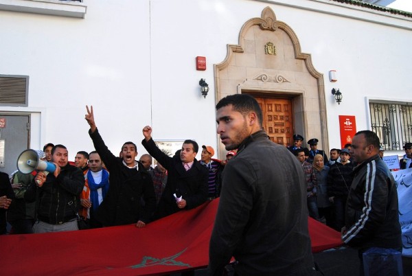 Alrededor de un centenar de personas, ante la sede del Instituto Cervantes en Rabat para reivindicar la 