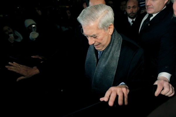 El escritor hispano peruano Mario Vargas Llosa a su salida de la Academia sueca tras pronunciar el discurso de recepción del Premio Nobel que recibirá este viernes en Estocolmo.