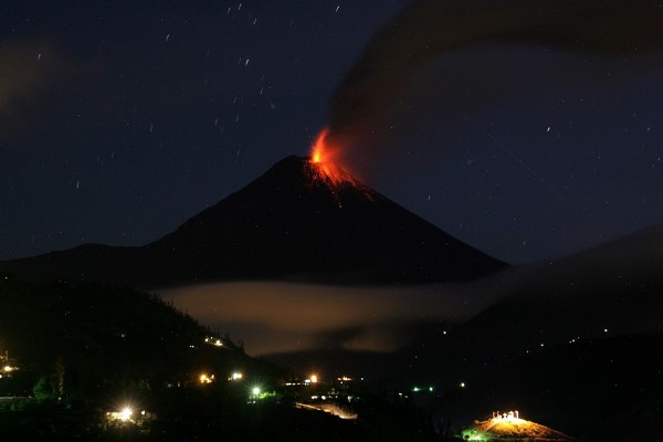 Vista general del volcán Tungurahua tomada hoy, lunes 6 de diciembre de 2010, desde la población de Patate (Ecuador), la ceniza emanada llegó a la ciudad de Guayaquil, mientras siguen los temores, aunque la actividad de la montaña ha bajado hasta un nivel moderado.