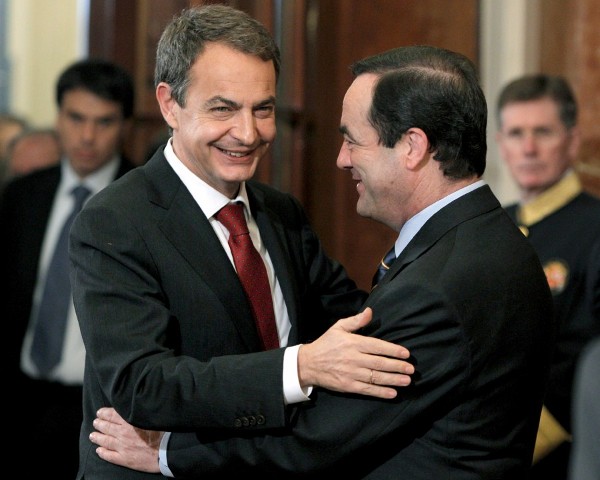 El presidente del Congreso, José Bono (d), saluda al jefe del Ejecutivo, José Luis Rodríguez Zapatero.