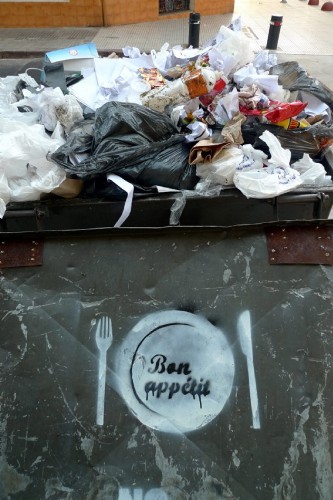 Fotografía de un contenedor de basura hoy, miércoles 8 de diciembre de 2010, en Montevideo (Uruguay). La intendenta (alcaldesa) de la ciudad, Ana Olivera, pidió al Ejecutivo la declaración de 