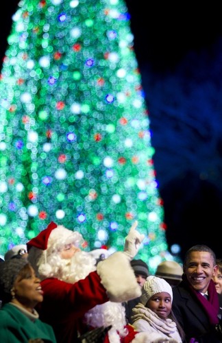 El presidente estadounidense, Barack Obama (d), la madre de la primera dama, Marian Robinson (i), y su hija Sasha (2d) participan junto a un hombre disfrazado de Santa Claus (2i) en la ceremonia de iluminación del Árbol de Navidad Nacional hoy, jueves 9 de diciembre de 2010, cerca a la Casa Blanca, en Washington D.C. (EE.UU.).