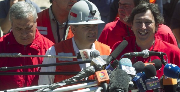 El ministro de Minería de Chile, Laurence Golborne (d); su colega de Salud, Jaime Mañalich (i), y el jefe del operativo de salvamento, André Sougarret (c), en octubre de este año.