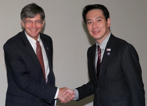 El vicesecretario de Estado estadounidense, James Steinberg, estrecha la mano al ministro de Exteriores japonés, Seiji Maehara.