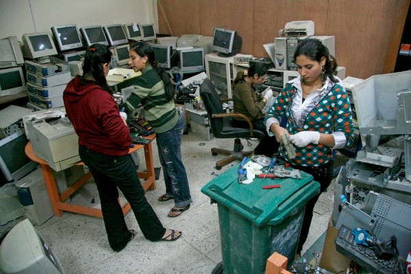 Las mujeres se han convertido, en el humilde barrio de los basureros de El Cairo, en auténticas profesionales de la informática que destripan viejos ordenadores y arman nuevos equipos.