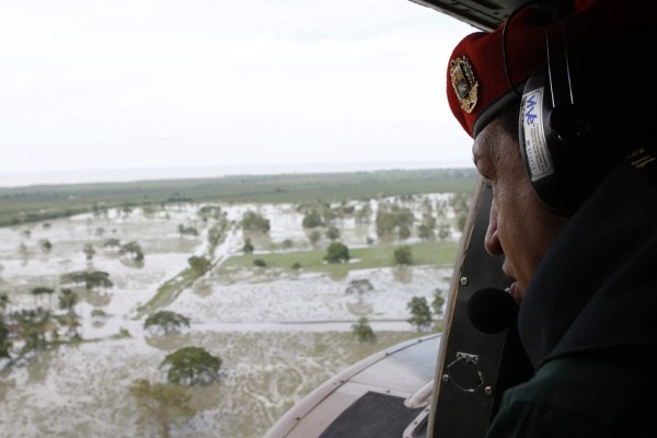 Hugo Chávez, durante una visita a la localidad de Puerto Santa Rosa, Estado Zulia, que se ha visto afectada por las lluvias. 