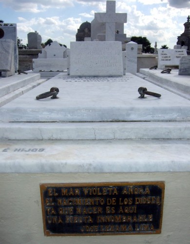 Fotografía de la tumba donde se encuentran los restos del escritor cubano José Lezama Lima.