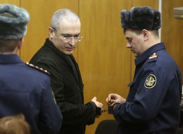 Un policía le quita las esposas al fundador de la petrolera Yukos, Mijaíl Jodorkovski.