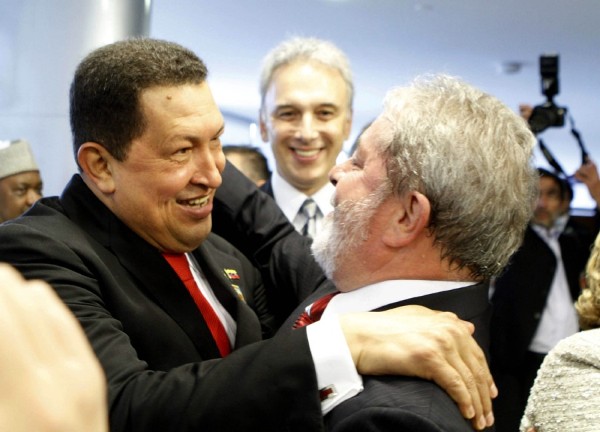 El presidente venezolano, Hugo Chávez (i), sonríe junto al saliente presidente brasileño, Luiz Inácio Lula da Silva.