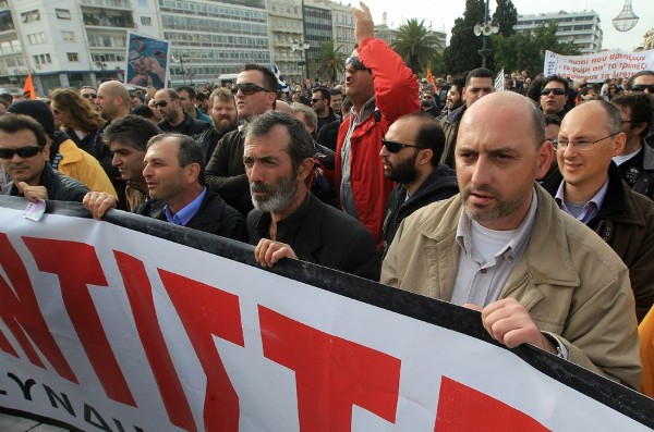 Concentración de protesta de los trabajadores del transporte público frente al Parlamento en Atenas.