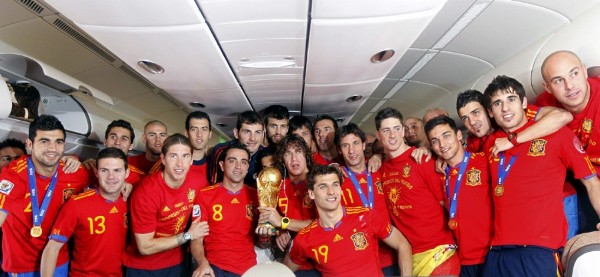 Los jugadores de la selección española de fútbol posan con la Copa del Mundo.