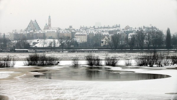 Una gruesa capa de nieve cubre la parte vieja de Varsovia.
