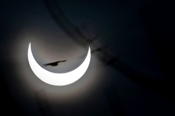 Aspecto del eclipse solar parcial que se ha producido a primera hora de esta mañana, en Lublin, Polonia.