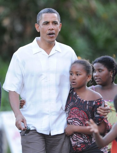 El presidente de Estados Unidos, Barack Obama camina junto a su hija Sasha.