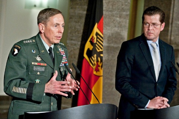 El general estadounidense David Petraeus (izq.).