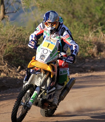 El español Marc Coma conduce su motocicleta KTM .