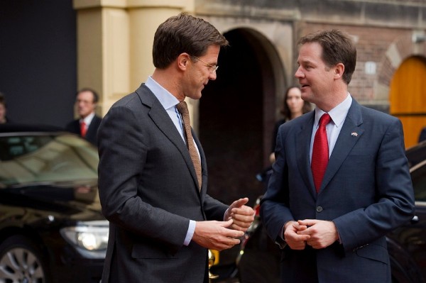 El viceprimer ministro británico, Nick Clegg (d), se reúne con su homólogo holandés, Mark Rutte, en La Haya (Holanda).