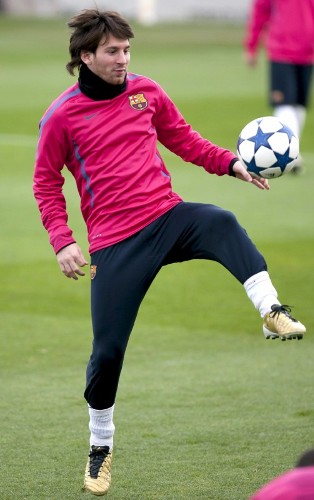 Messi hace malabarismos con el balón durante el entrenamiento del Barcelona en la Ciudad Deportiva Joan Gamper.