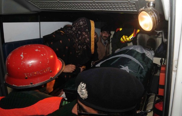 El cuerpo sin vida del gobernador de la provincia paquistaní oriental de Punyab, Salman Tasir, es trasladado en ambulancia a un hospital de Islamabad.