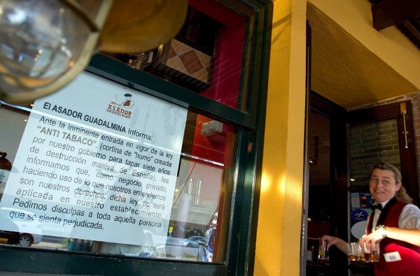 El asador Guadalmina de Marbella (Málaga) donde han colocado carteles en la cristalera del establecimiento que da al exterior, en los que anuncia que no aplicará la nueva 