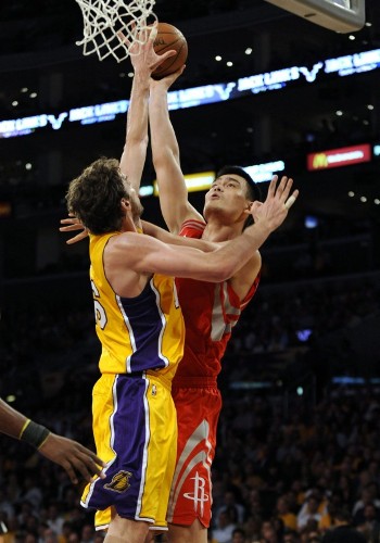 El jugador chino Yao Ming de los Rockets de Houston lanza ante la defensa del español Pau Gasol.