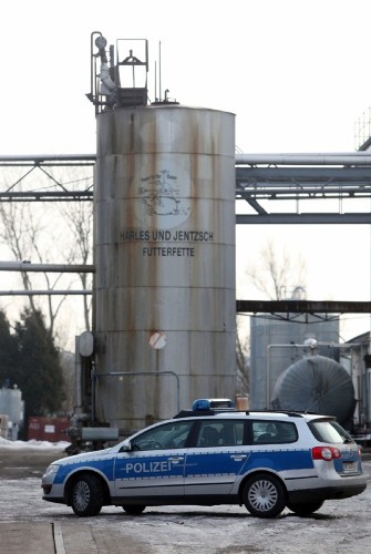 Un coche policial estacionado frente a la fábrica de pienso para animales 