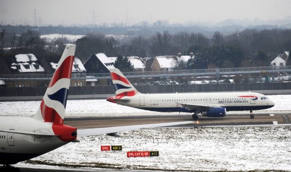 Un avión espera su turno para despegar en la pista del aeropuerto de Heathrow.