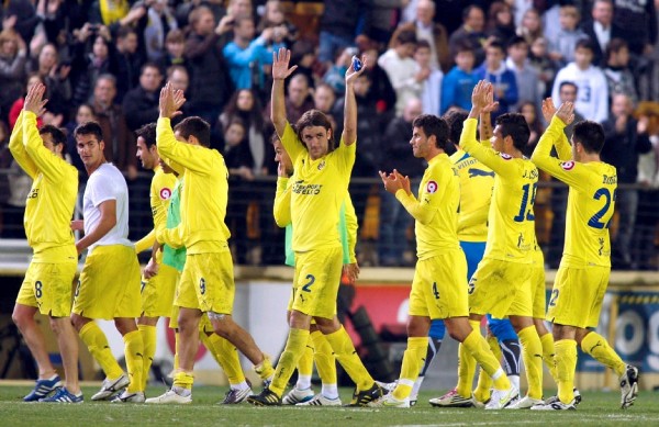 Los jugadores del Villarreal aplauden a sus aficionados tras vencer al Valencia.