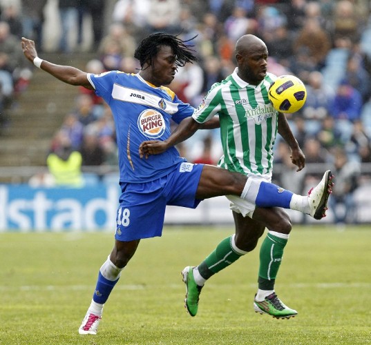 El ghanés Derek Boateng (i), del Getafe, y el camerunés Achille Emaná, del Betis, disputan el balón .