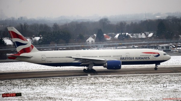 Un avión espera su turno para despegar en la pista del aeropuerto de Heathrow, Londres.