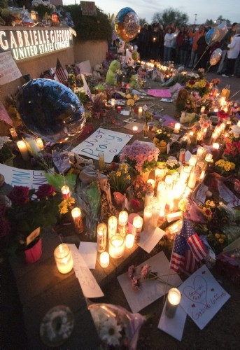 Familiares y amigos rinden tributo en un santuario de apoyo a la congresista demócrata estadounidense Gabrielle Giffords.
