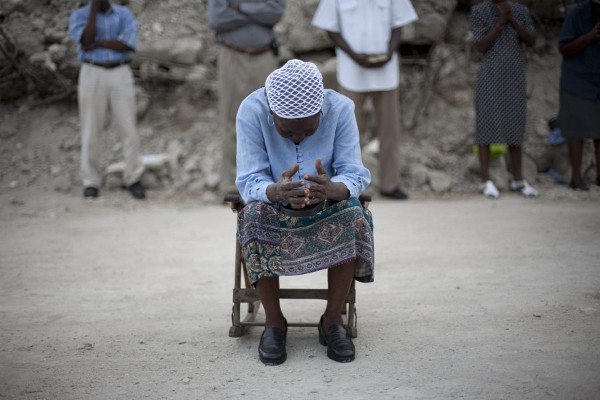 Una mujer ora durante los oficios religiosos en la catedral de Puerto Príncipe.