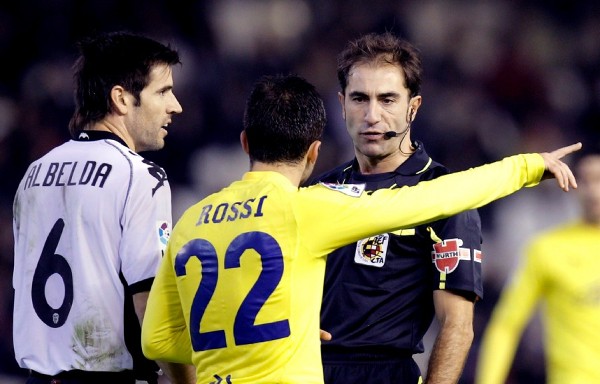 El delantero italiano del Villarreal, Giuseppe Rossi (c), protesta una jugada al árbitro, Delgado Ferreiro, junto al centrocampista del Valencia CF, David Albelda.