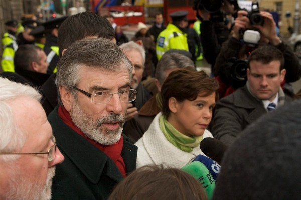 El presidente del Sinn Fein, Gerry Adams (izq).