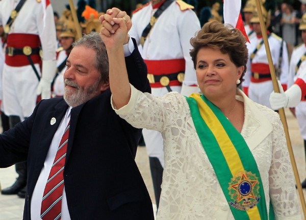 Dilma Rousseff junto a su antecesor, Luiz Inácio Lula .