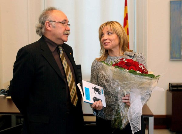 Carod Rovira entrega un ramo de flores a la nueva consellera del Gobierno y Relaciones Institucionales Joana Ortega.
