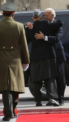 El vicepresidente estadounidense, Joe Biden (dcha), es recibido por el presidente afgano, Hamid Karzai.