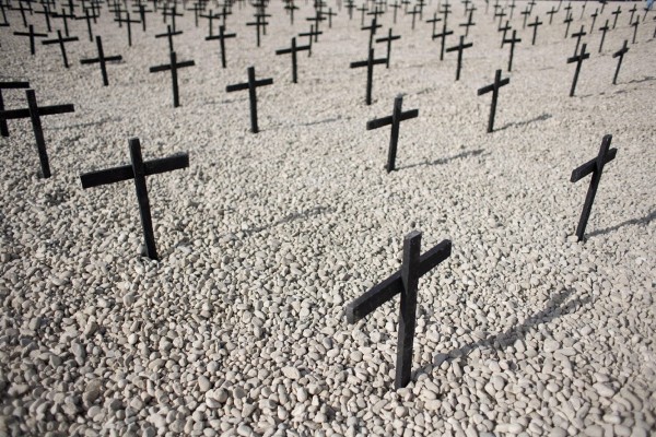 Imagen de un campo de cruces instalado en St Christophe, Titanyen, a las afueras de Puerto Príncipe.