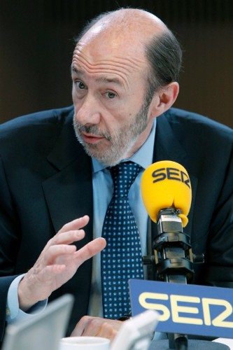 El vicepresidente primero del Gobierno, Alfredo Pérez Rubalcaba, durante la entrevista que concedió a la cadena Ser.